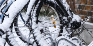 Comment bien se protéger du froid à vélo électrique