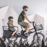 Utilisation du vélo cargo électrique Lundi 20 par un homme et un enfant