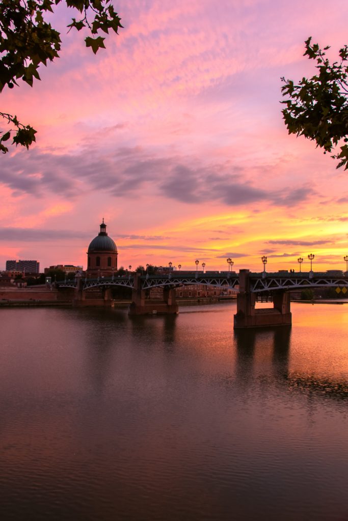 Le pont St Pierre à Toulouse au soleil couchant 