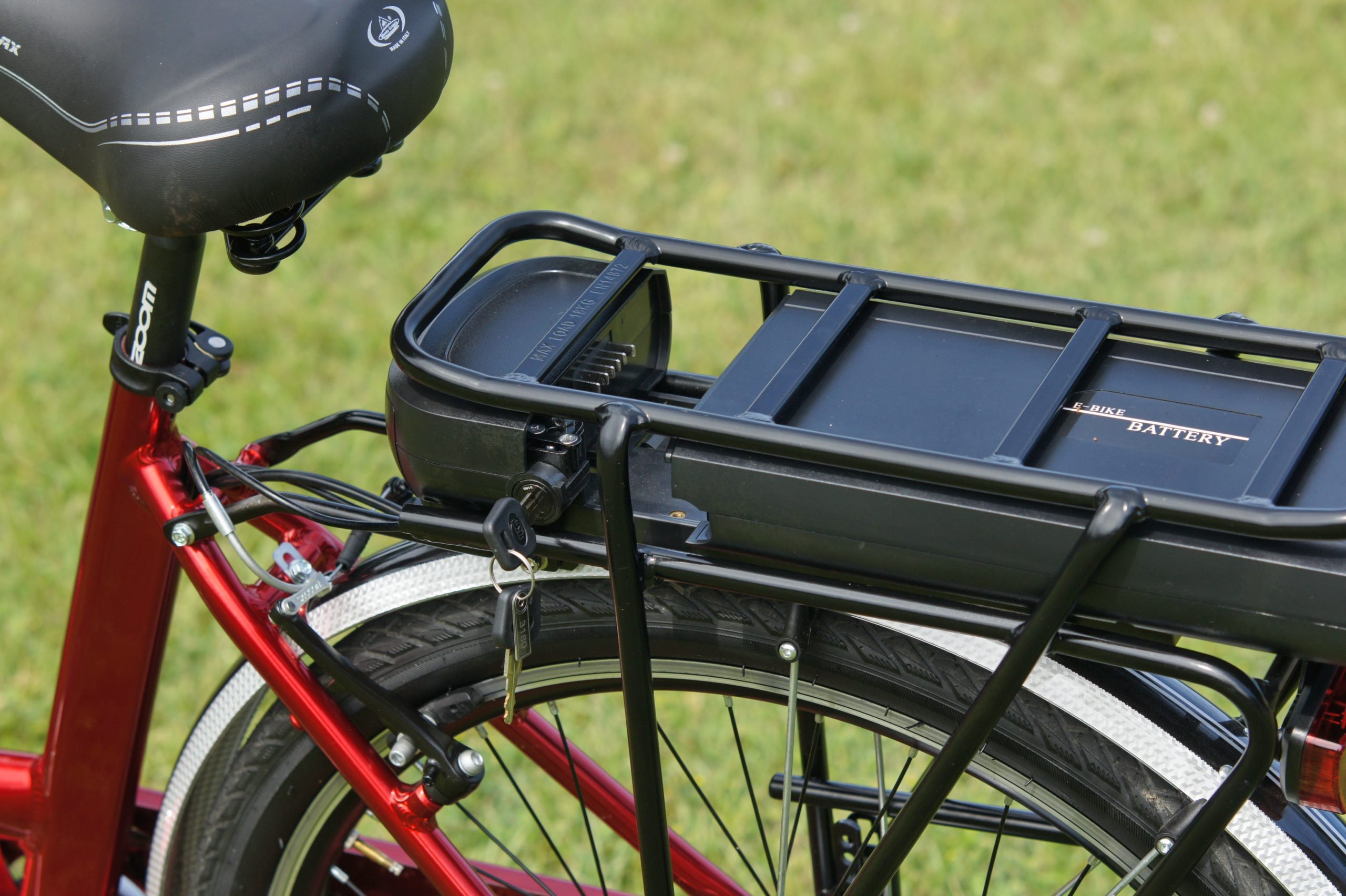 zomm sur la batterie d'un vélo électrique implantée discrètement sous son porte-bagages 