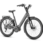 Vélo de ville électrique Moustache Lundi 27.3 noir brillant, Smart System, vue de 3/4