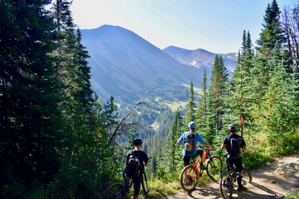 Un groupe de cycliste admire un paysage de montagne