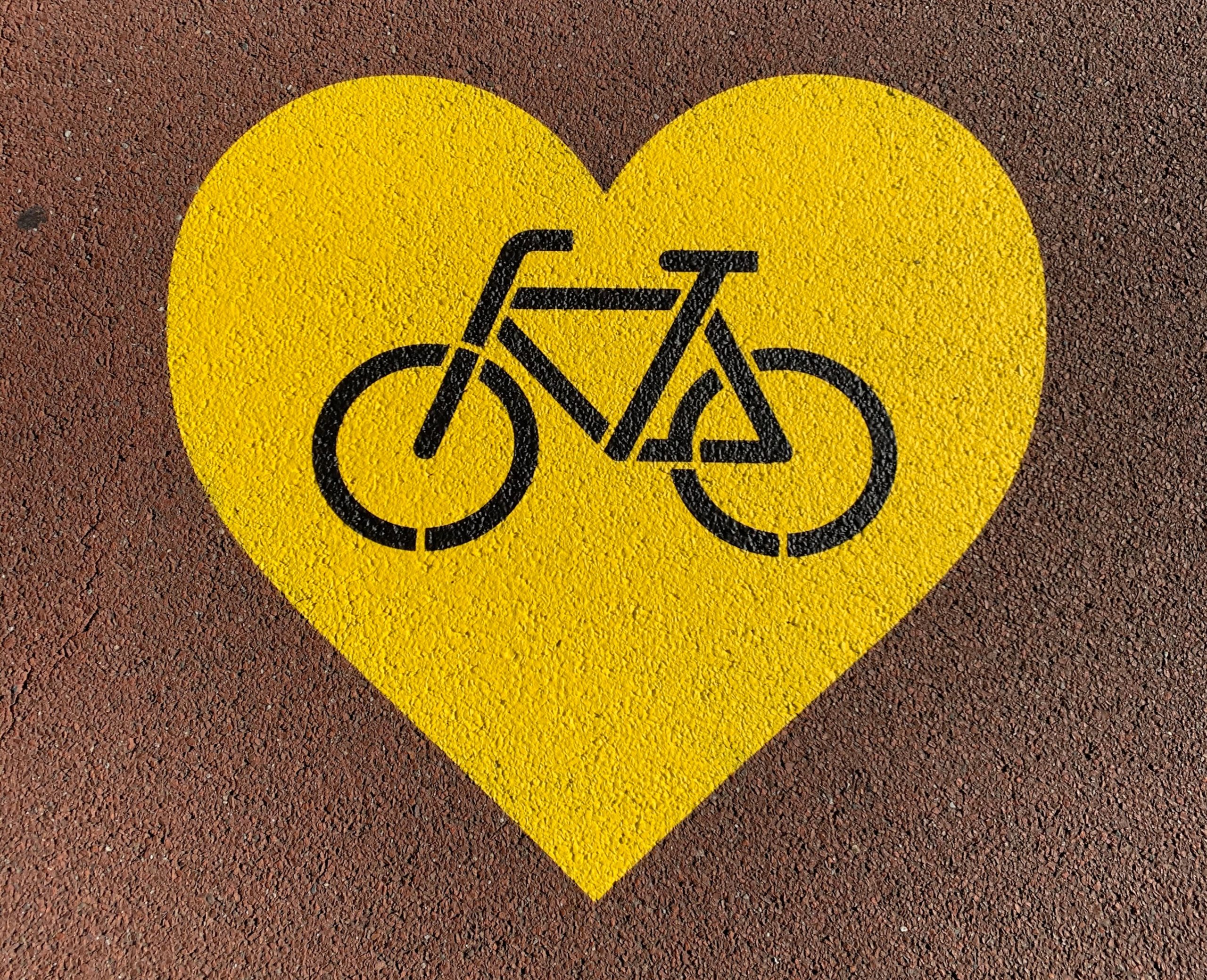 Cœur jaune avec un dessin de vélo au centre