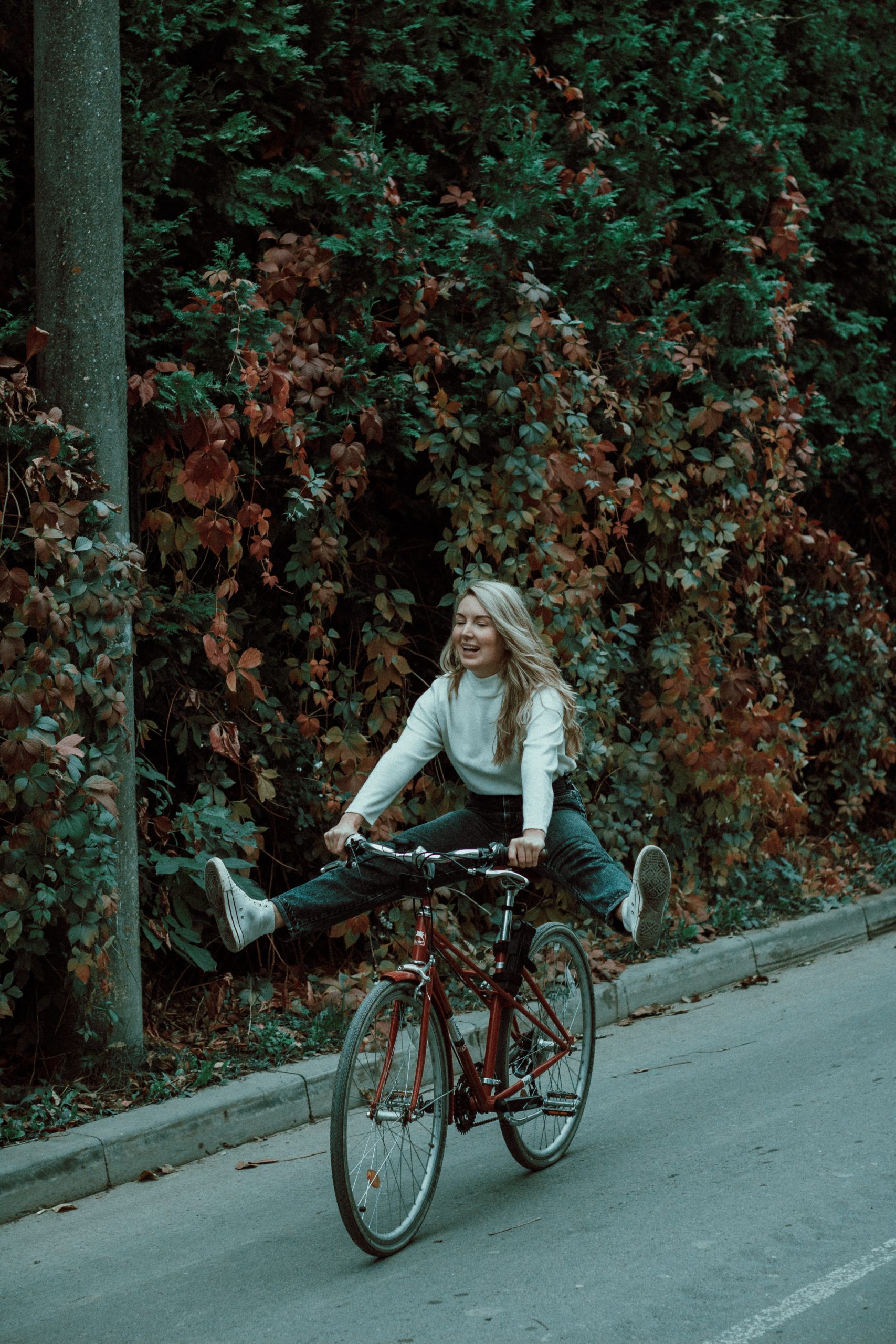 Femme qui fait du vélo dans la nature en souriant