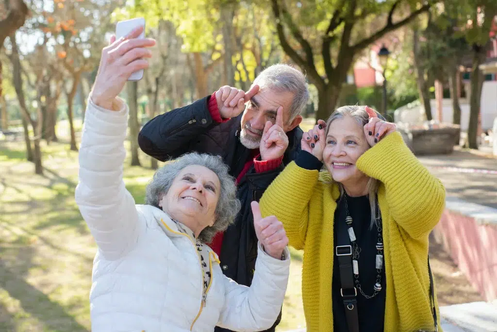 Des personnes âgées s'amusent en se prenant en photo 