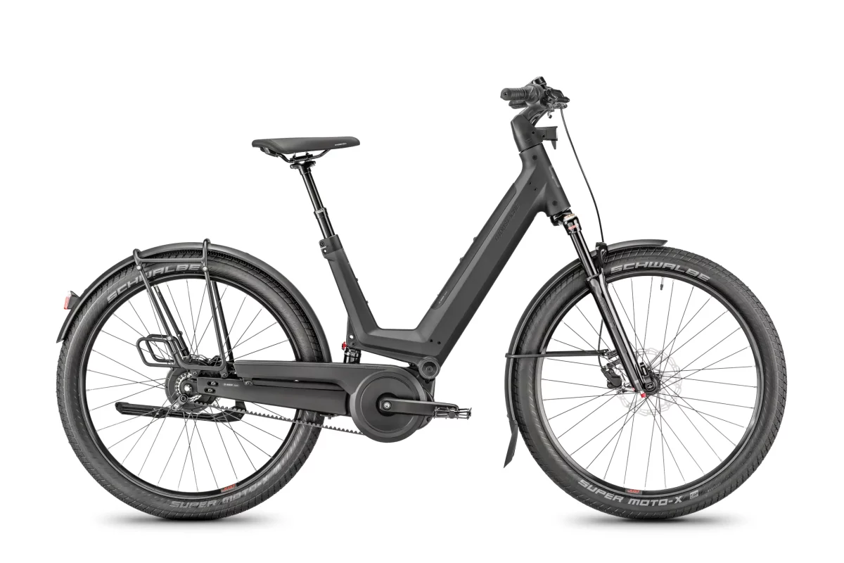 Vélo de ville électrique Moustache J. on, noir avec porte-bagages minimaliste