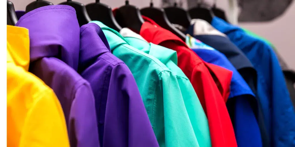 Assortiment de vestes de pluie de différentes couleurs 